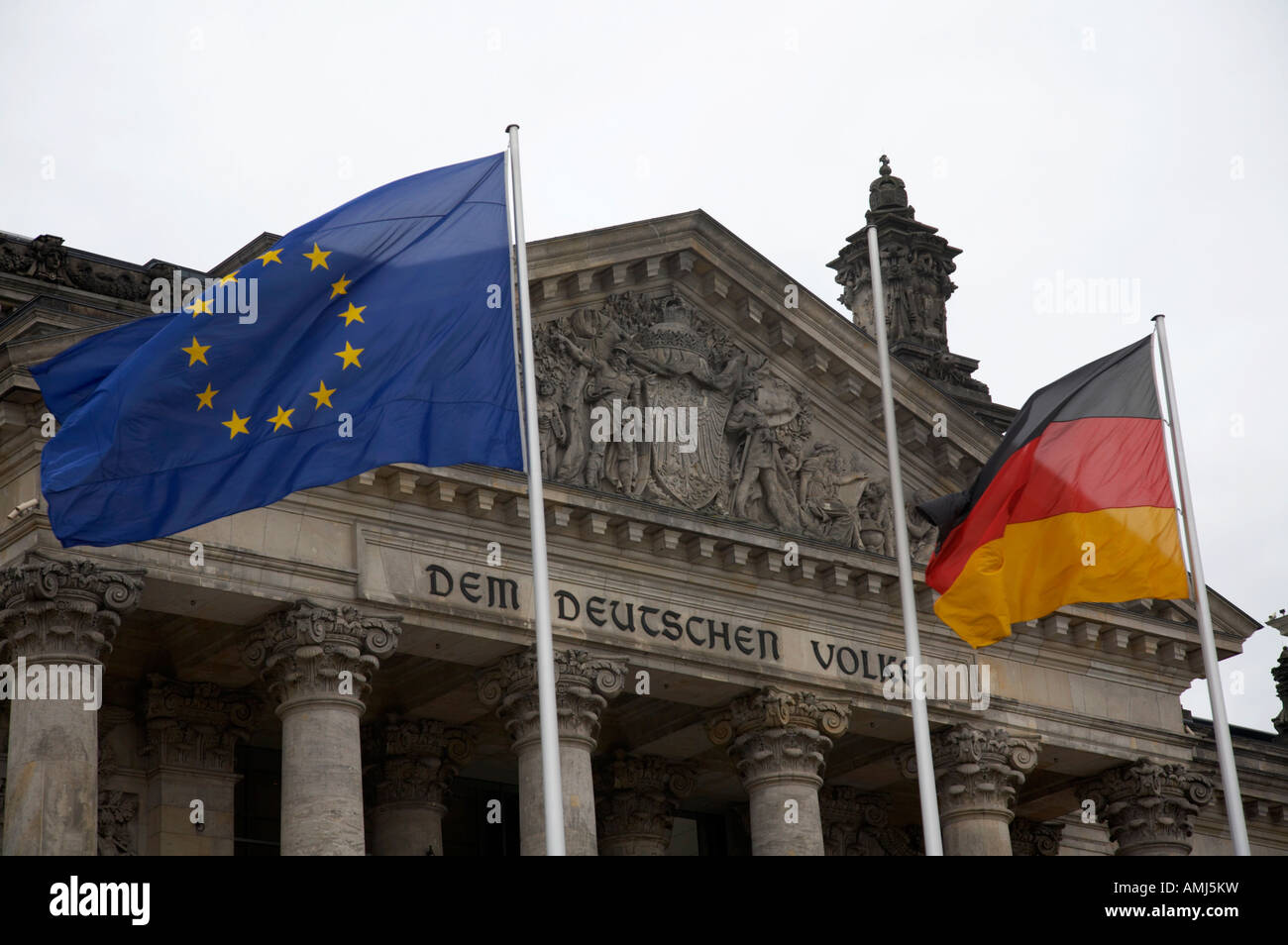 Europäischen Union und der deutschen Flagge flattern auf Fahnenmasten außerhalb Reichstagsgebäude Berlin Deutschland Stockfoto