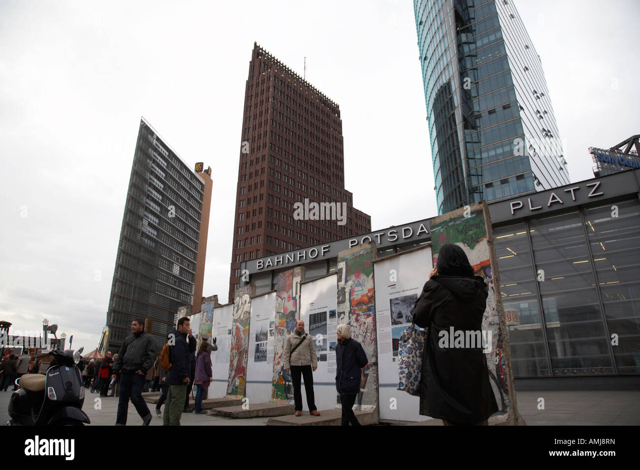 Touristen an der Berliner Mauer-Reste außerhalb Potsdamer Platz Hauptbahnhof Berlin Deutschland Stockfoto