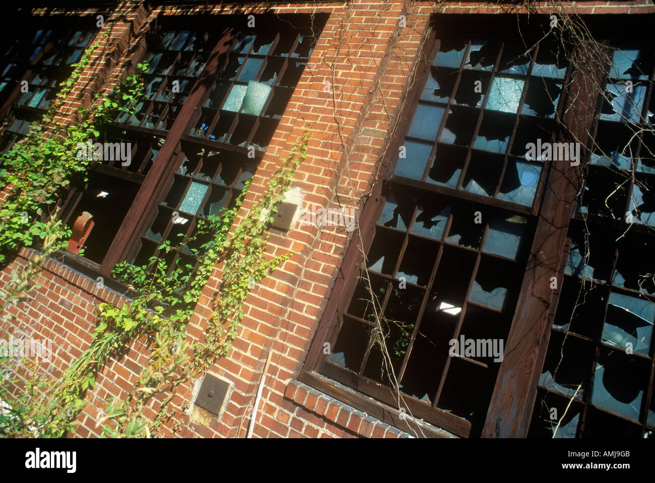 Verlassene Gebäude mit zerbrochenen Fenstern auf Autobahn uns Route 60 WVA Stockfoto