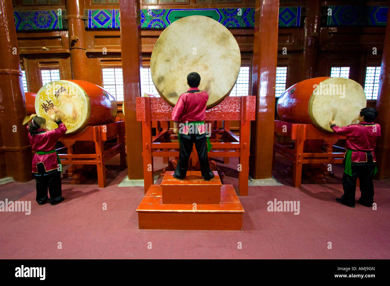 Zeremonielle Trommel Leistung innerhalb der Trommelturm Peking China Stockfoto