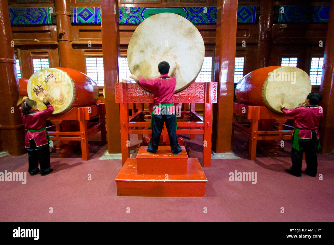 Zeremonielle Trommel Leistung innerhalb der Trommelturm Peking China Stockfoto