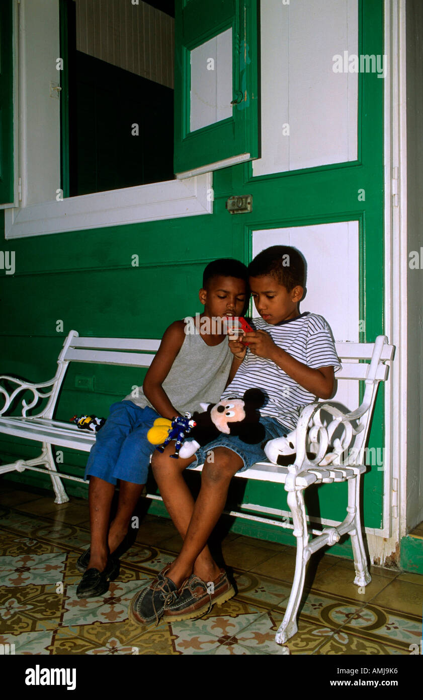 Dominikanische Republik, Puerto Plata, Kinder Mit Gameboy Stockfoto