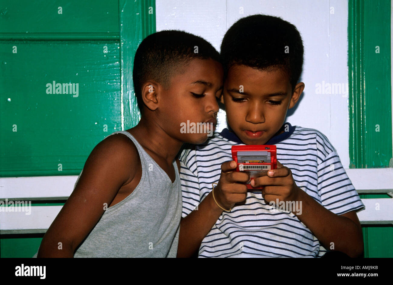 Dominikanische Republik, Puerto Plata, Kinder Mit Gameboy Stockfoto