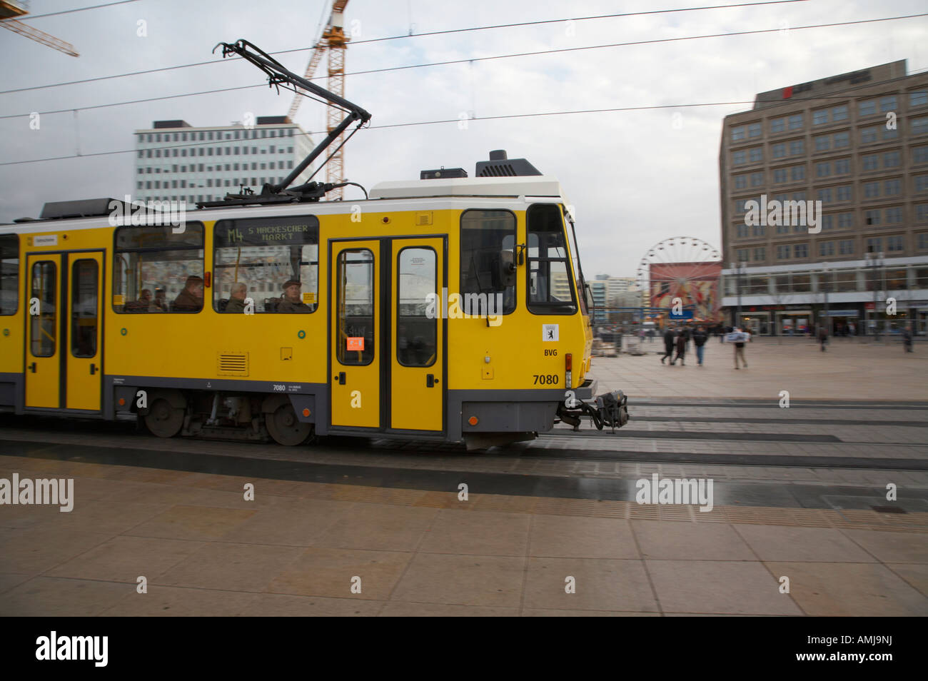BVG Berlin gelbe Straßenbahn reisen aber Alexanderplatz Berlin Deutschland Stockfoto