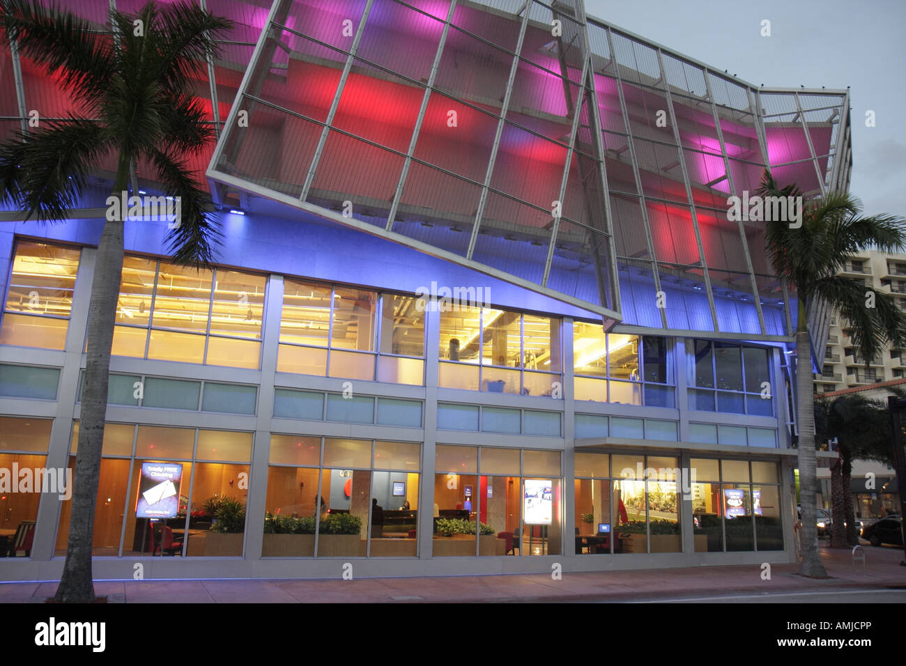 Miami Beach, Florida, Fifth 5th Street, Gewerbeimmobilien, Parkplatz, Parkplatz, Parkplatz, farbige Lichter der Architektur, Abenddämmerung, Abend, FL071119028 Stockfoto