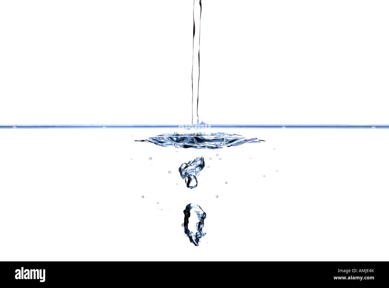 Fließendes Wasser und unter Wasser Spritzen vor einem weißen Hintergrund Stockfoto
