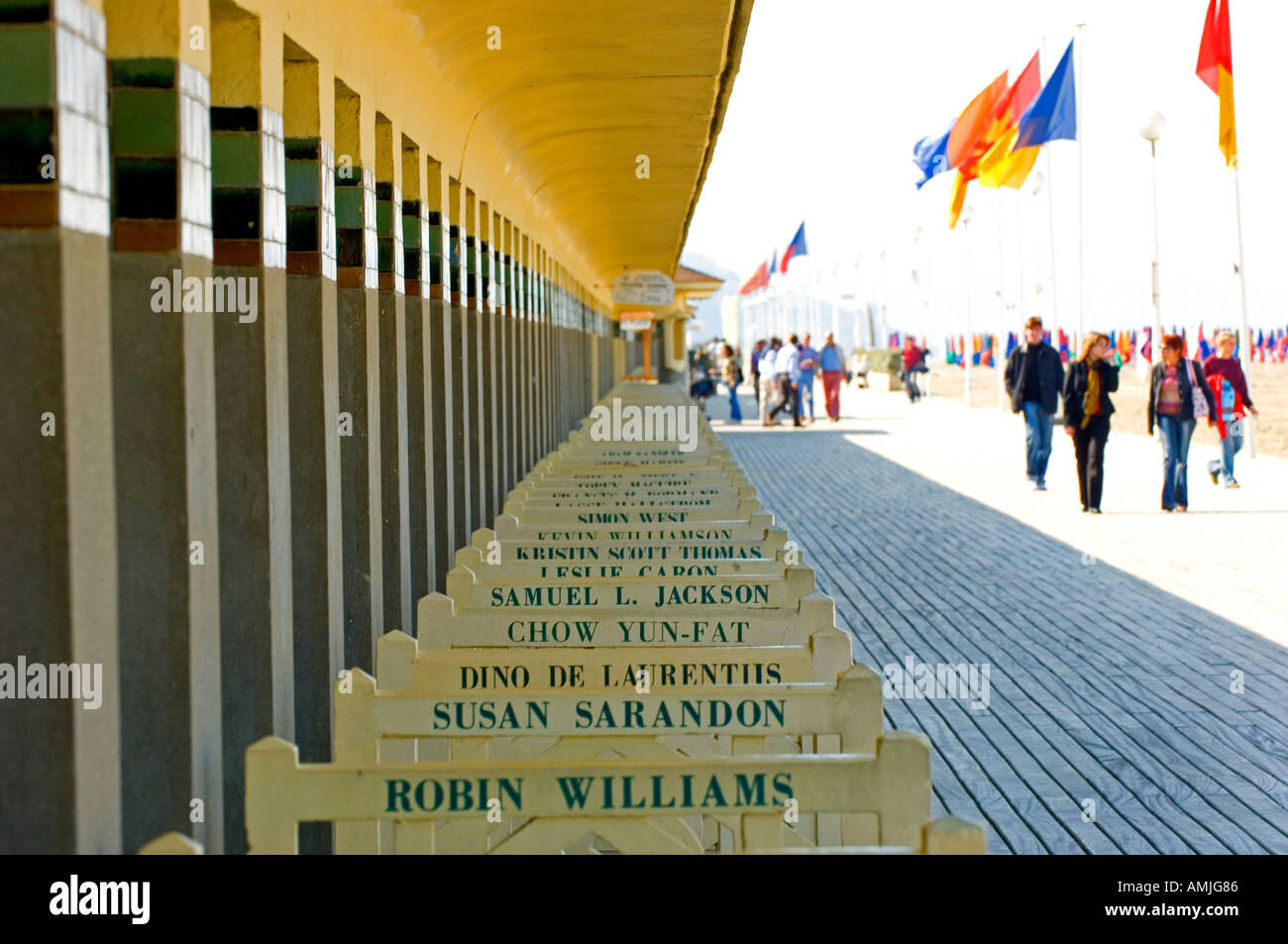 Les Planches ein Brett promenade am Strand mit wechselnden Hütten benannt nach Holywood Stars in Deauville in der Normandie Frankreich Stockfoto