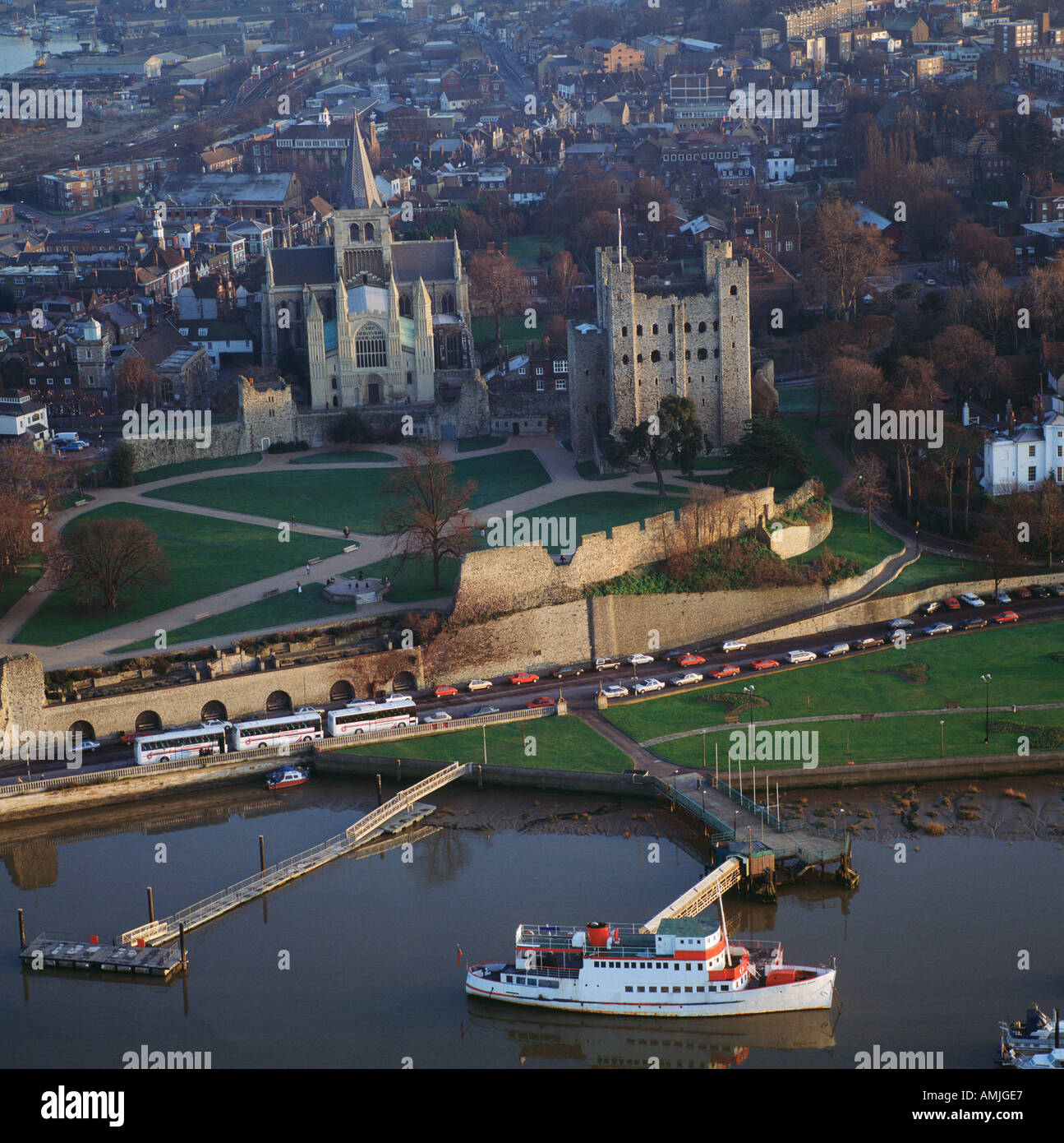 Rochester Castle und die Kathedrale auf dem Medway River UK Luftbild Stockfoto