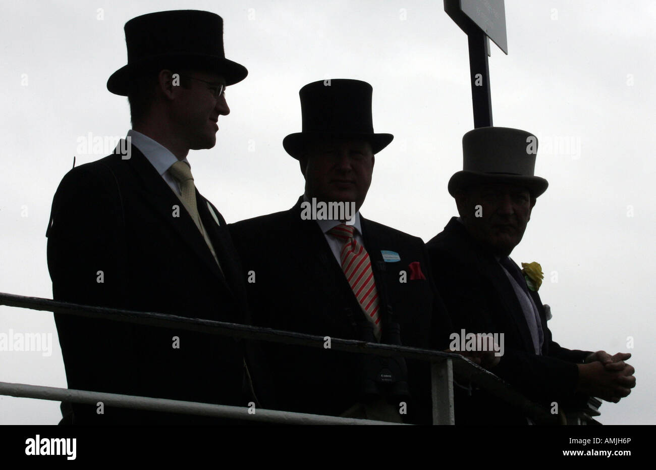 Silhouetten der Männer tragen Tophats in Royal Ascot Pferderennen, York, Großbritannien Stockfoto