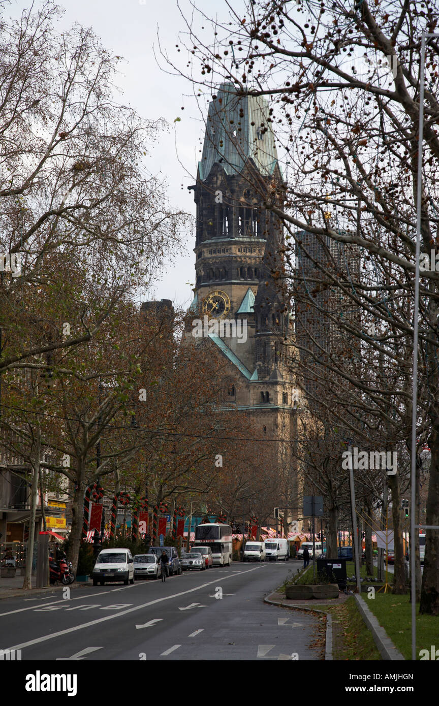 Blick hinunter Kurfürstendamm in Richtung Kaiser Gedächtniskirche Wilhelm Gedächtniskirche Berlin Deutschland Stockfoto
