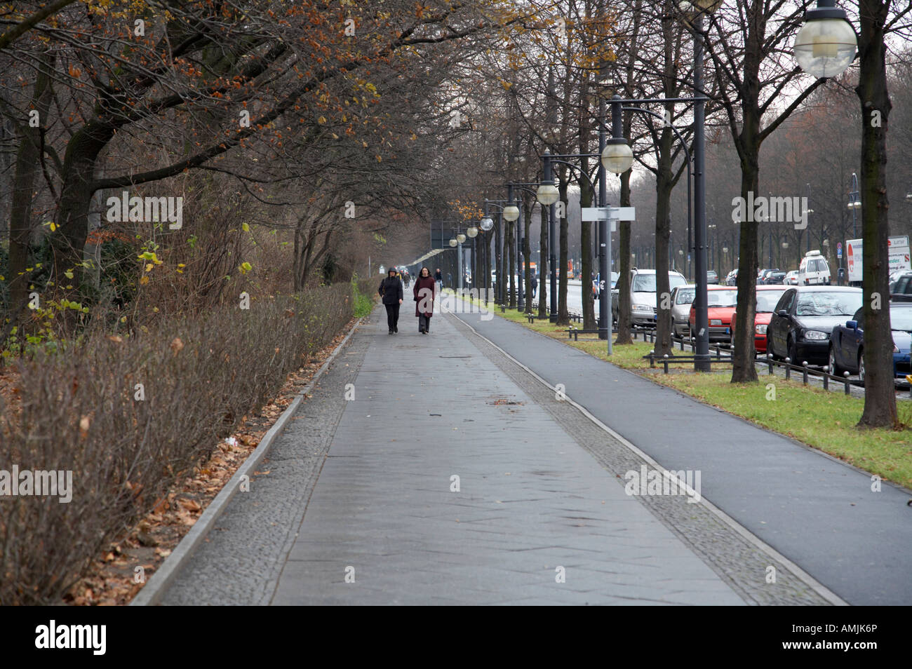 Menschen zu Fuß entlang der Straße des 17 Juni im Tiergarten Berlin Deutschland Stockfoto