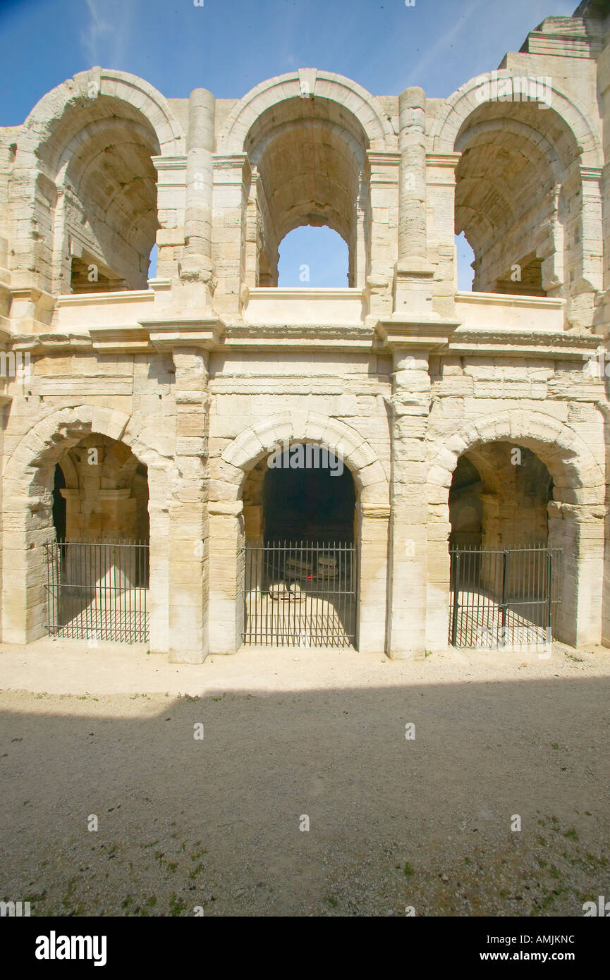 Außenseite der Arena von Arles von der römischen Antike fasst 24 000 Zuschauer Arles, Frankreich Stockfoto Außenseite der Arena von Arles von der römischen Antike fasst 24 000 Zuschauer Arles, Frankreich Stockfoto