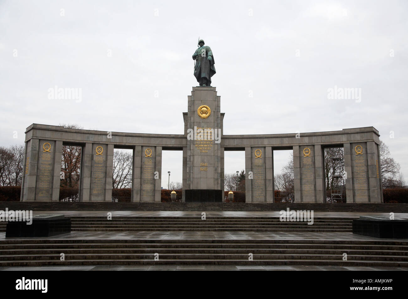 STOA von der Statue der Soldat sowjetische Denkmal Tiergarten Berlin Deutschland Stockfoto