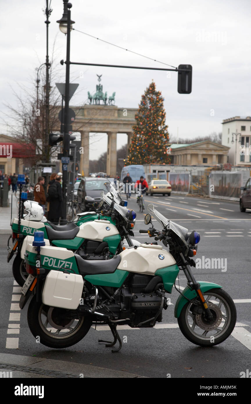 deutsche Polizei Polizei Motorräder geparkt über eine Straße mit dem Brandenburger Tor und Weihnachtsbaum im Hintergrund Berlin Stockfoto