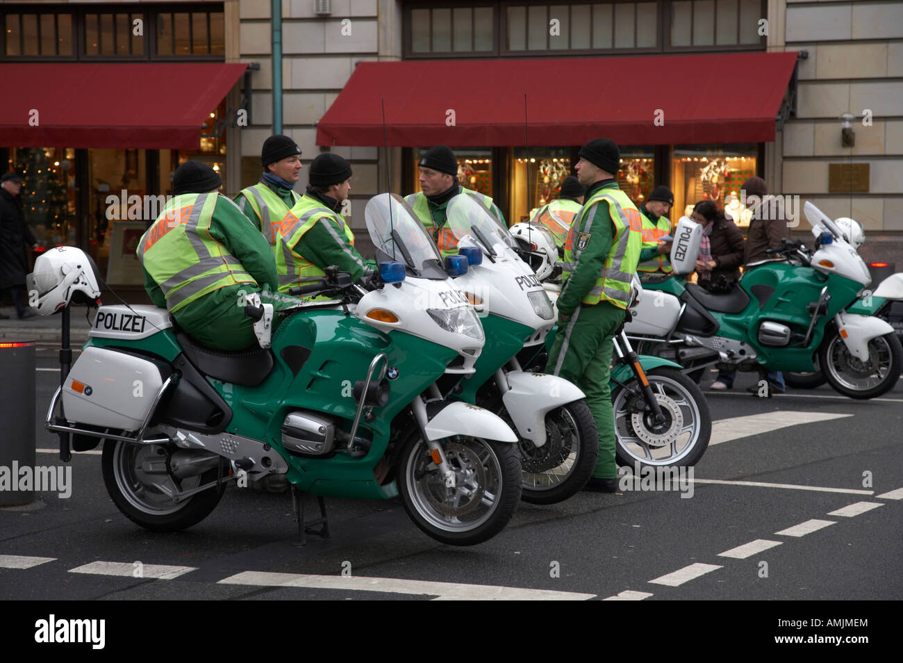 deutsche Polizei Polizei Motorräder geparkt auf einer Straßenseite mit Polizisten Berlin Deutschland Stockfoto