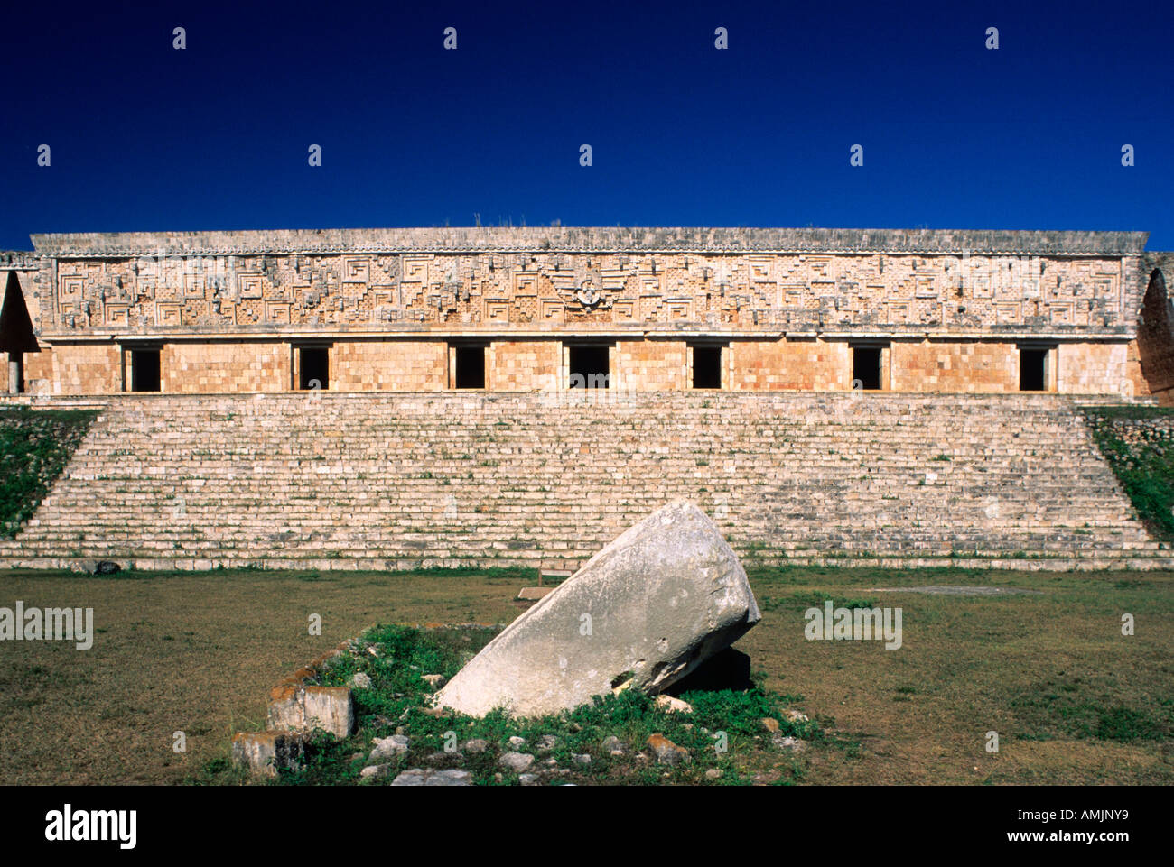 Mexiko, Yucatan, Uxmal Im Tatsache Maya-Puuc-Stil Erbaut, Monolithischer Phallus Vor der Prunktreppe des Gouverneurspalastes, Stockfoto