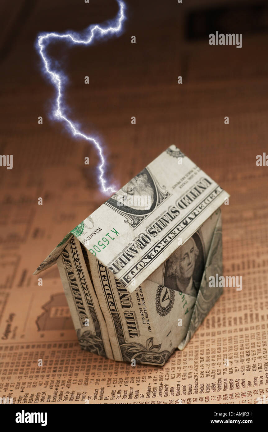 Haus aus Dollarnoten vom Blitz getroffen Stockfoto
