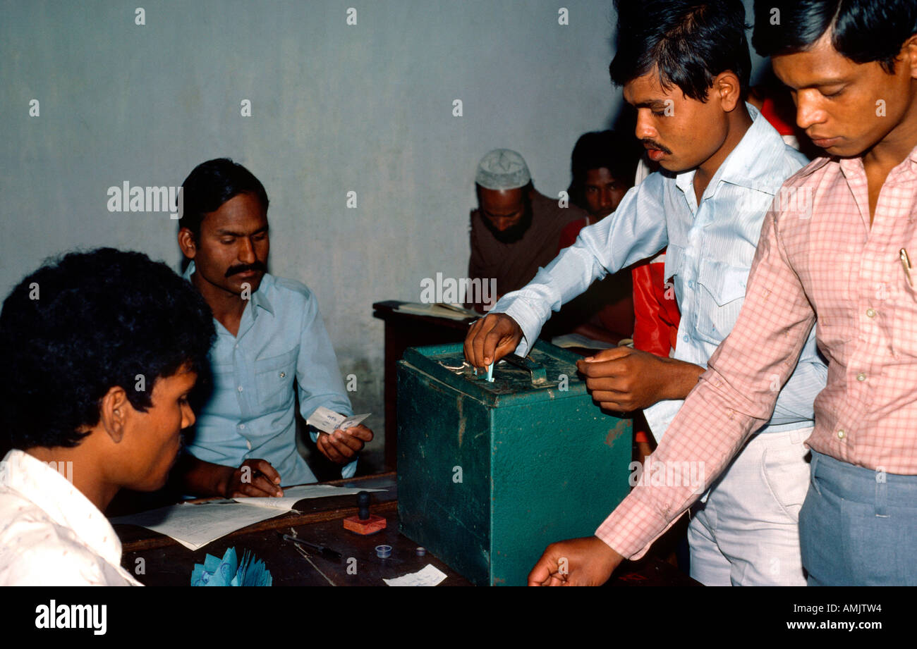 Bangladesch Männer voten bei Kommunalwahlen Stockfoto