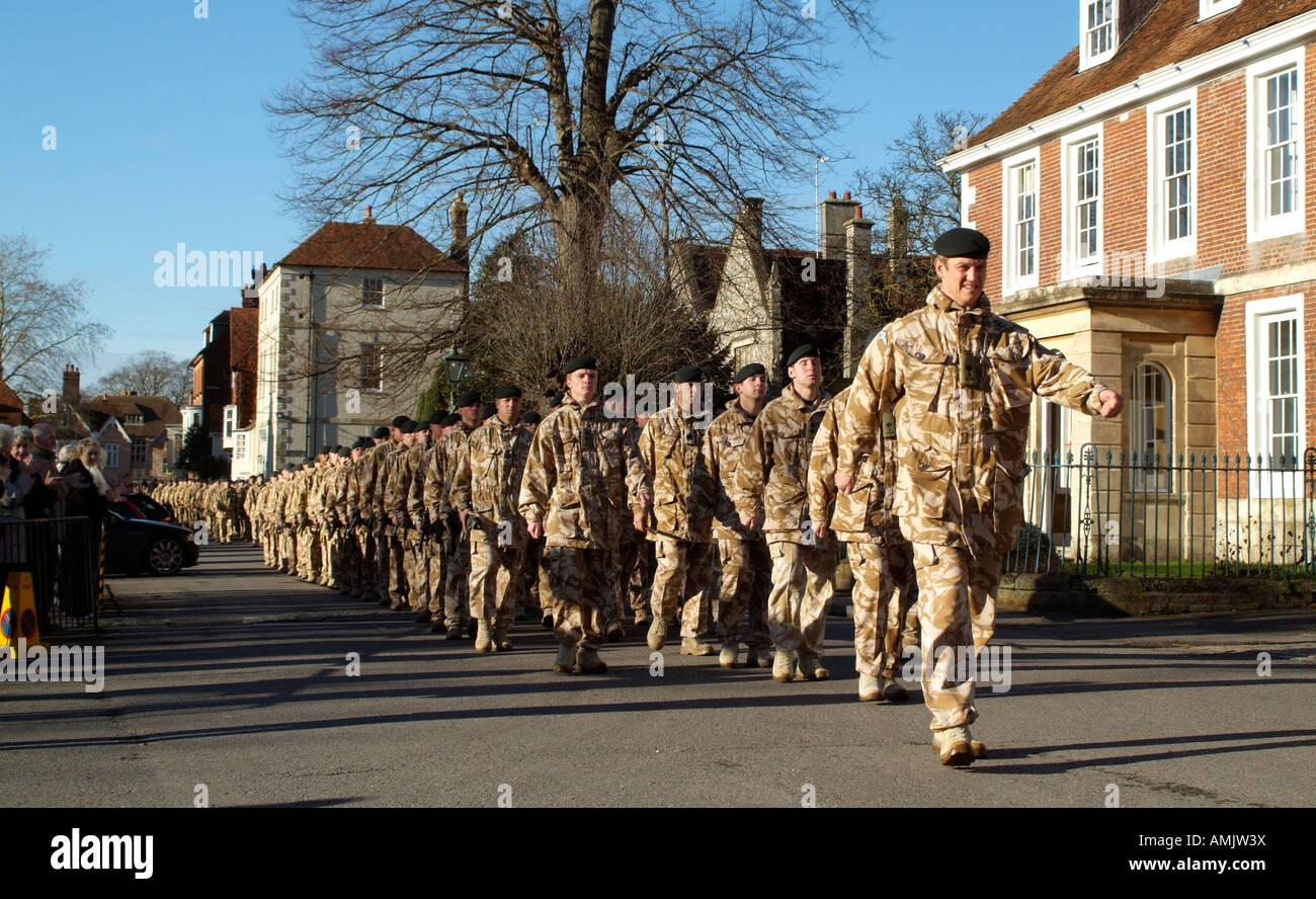 Linien der Soldaten feiern ihre Rückkehr aus dem Irak The Rifles eine Elite Schützenregiment Parade entlang der Nähe Kathedrale in Salisbury Stockfoto