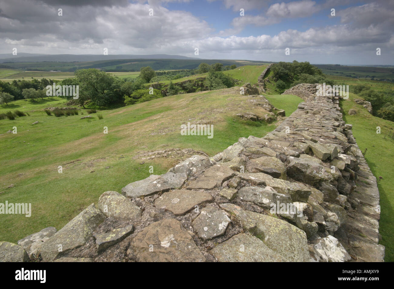 Ein Stock Foto von s Hadrianswall auf Walltown Felsen im Königreich Northumbria Stockfoto