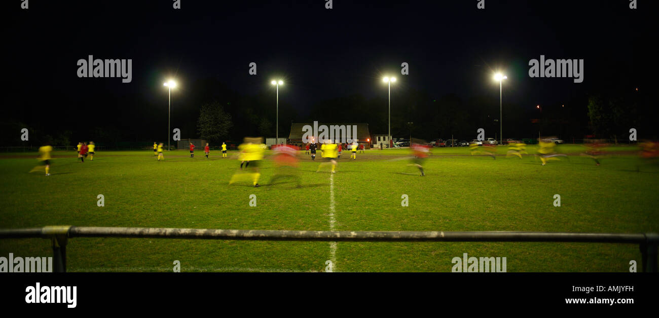 Ein Amateur-Fußballspiel in der Nacht Stockfoto