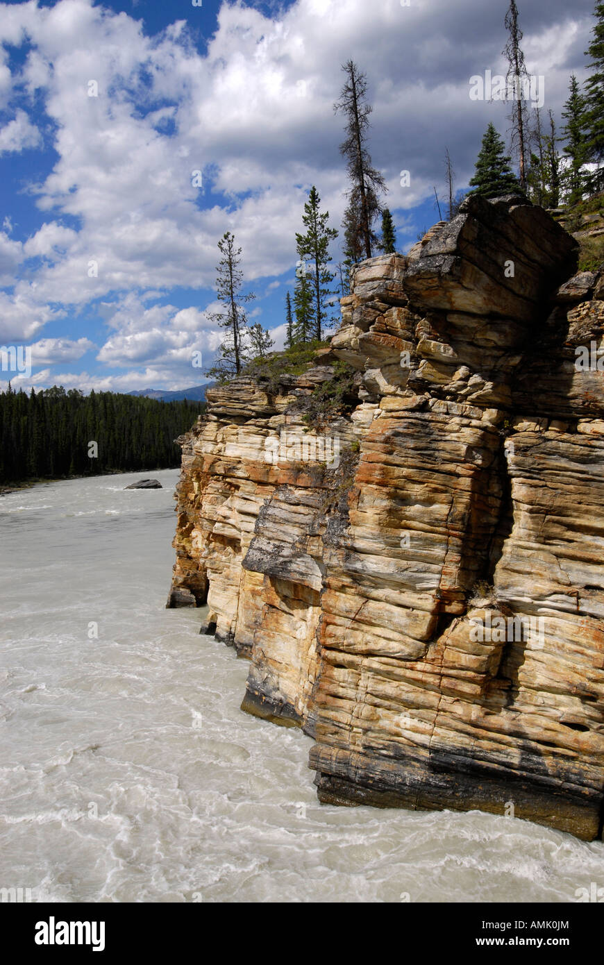 Athabasca River Jasper Nationalpark Alberta Kanada kanadischen Rockies kanadischen Rocky Mountains Felsformationen Stockfoto