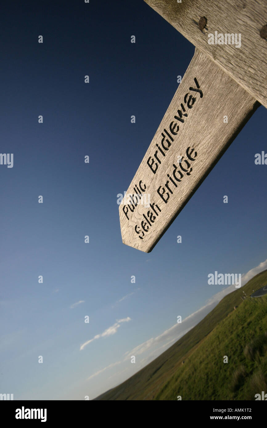 Ein stock Foto eines Zeichens für einen Fußweg über ein Moor in cumbria Stockfoto