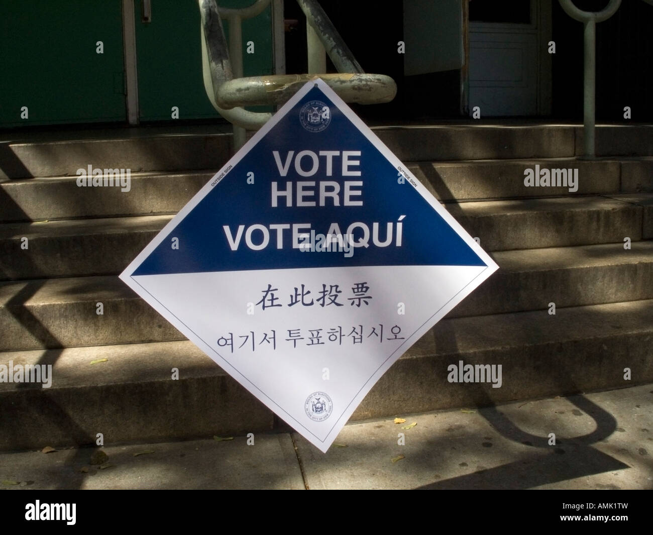 Melden Sie außen Wahllokal in NYC in Englisch Spanisch Chinesisch und Koreanisch Stockfoto