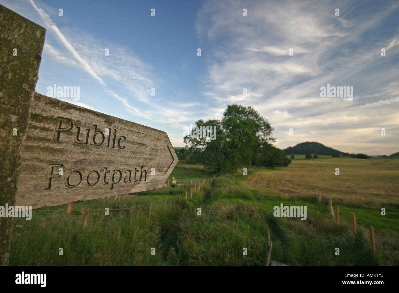 Ein stock Foto eines Zeichens für einen Fußweg über ein Feld in der Seenplatte cumbria Stockfoto