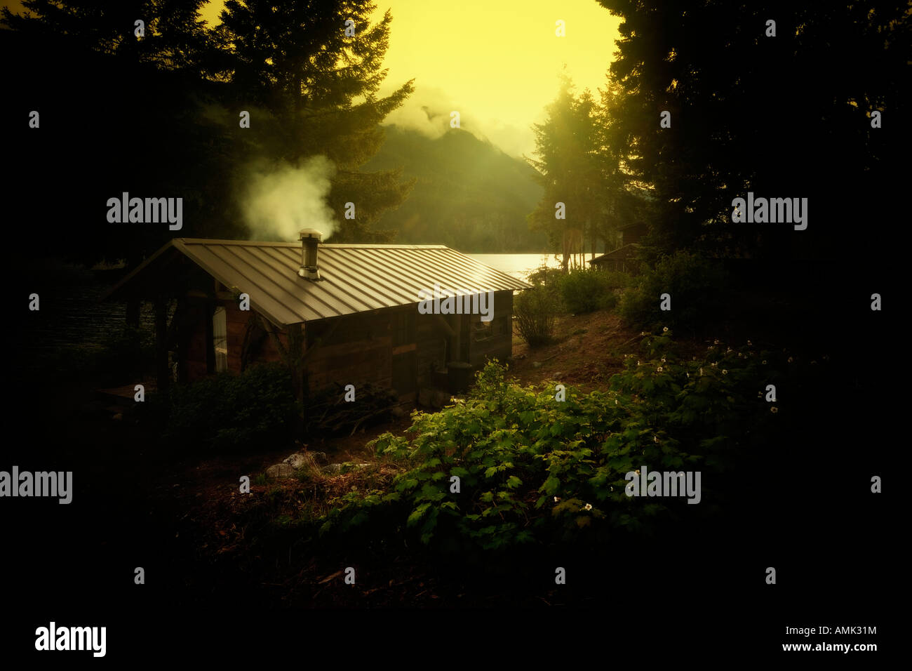eine urige Hütte am Lillooet lake Stockfoto