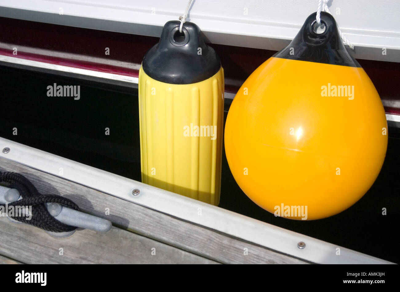 Gelbe Stoßstange und Liegeplatz Boje Schutz der Rumpf eines Bootes Stockfoto