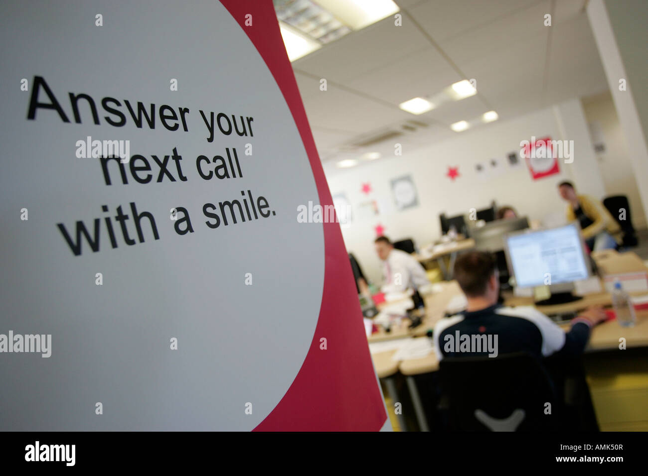 EINE INSPIRIERENDEN ZEICHEN IN EINEM CALLCENTER. Stockfoto