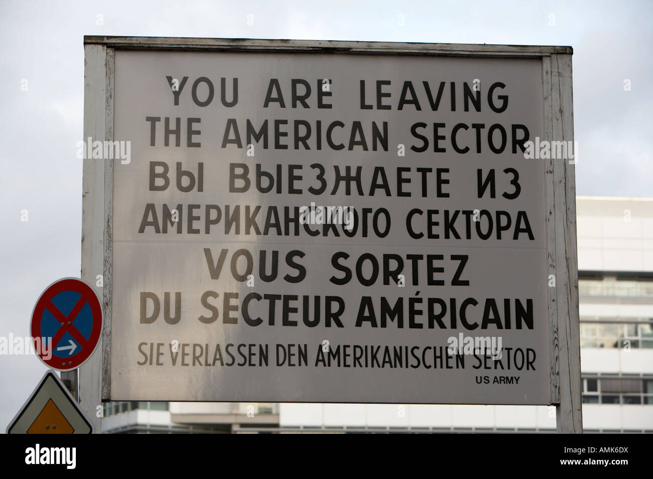 Rekonstruktion des Sie verlassen die amerikanischen Sektor Zeichen am Checkpoint Charlie-Berlin-Deutschland Stockfoto