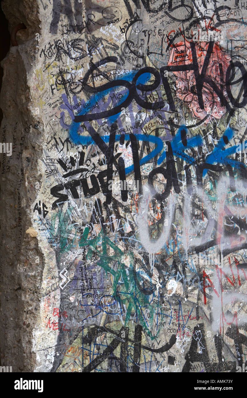verbleibende Fragment der Berliner Mauer mit Grafitti Checkpoint bedeckt Charlie Berlin Deutschland Stockfoto