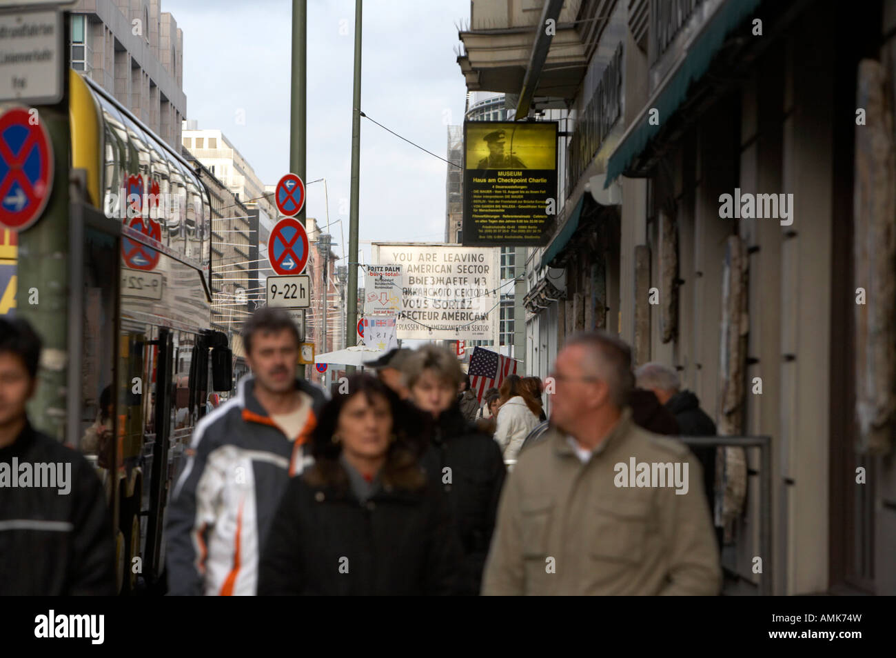 Touristen und Spaziergang auf Friedrichstraße Straße Haus bin Checkpoint Charlie vom amerikanischen Sektor Zeichen Berlin Deutschland Stockfoto