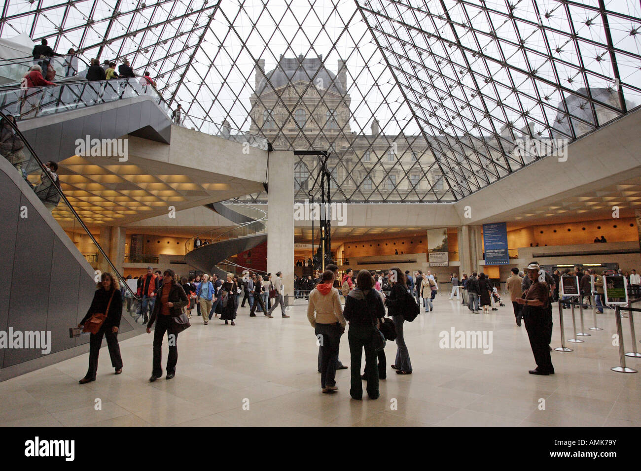 Menschen besuchen den Louvre, Paris, Frankreich Stockfoto