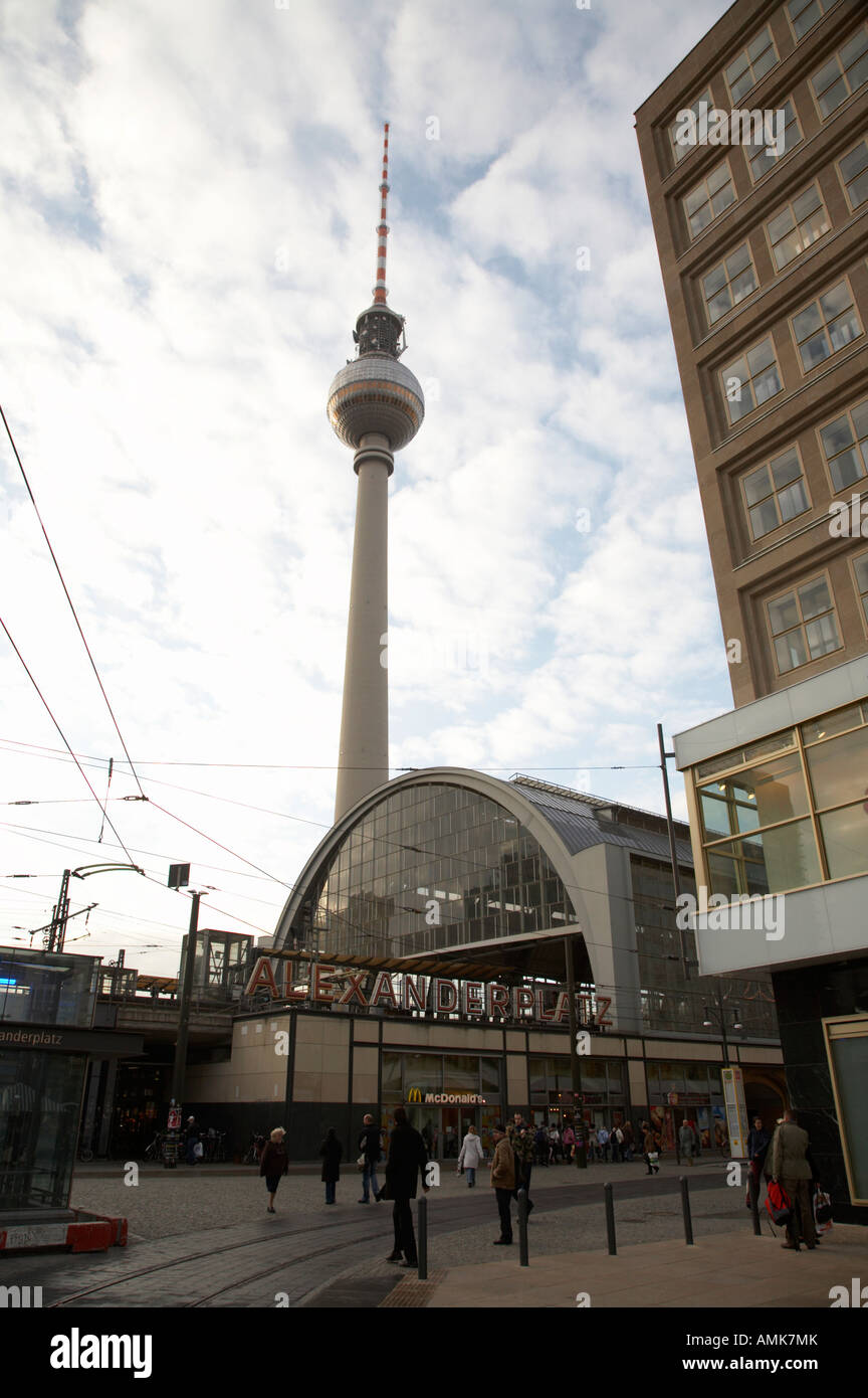 Berliner Fernsehturm tv Turm und Alexanderplatz Railway Station und BerolinahausBerlin Deutschland Stockfoto