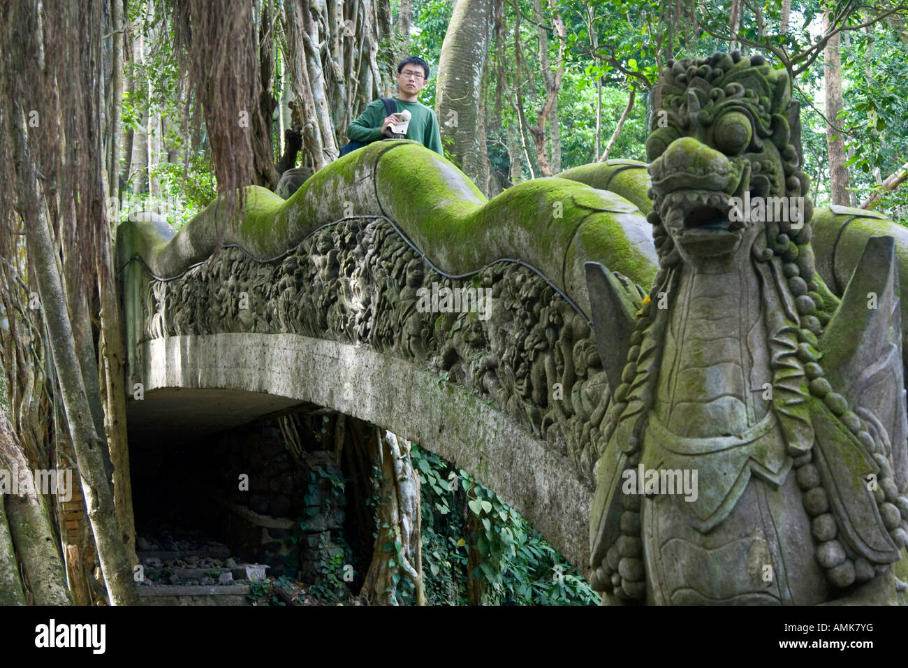 Touristen auf Stein Statue Drachenbrücke Ubud Bali Indonesien Stockfoto