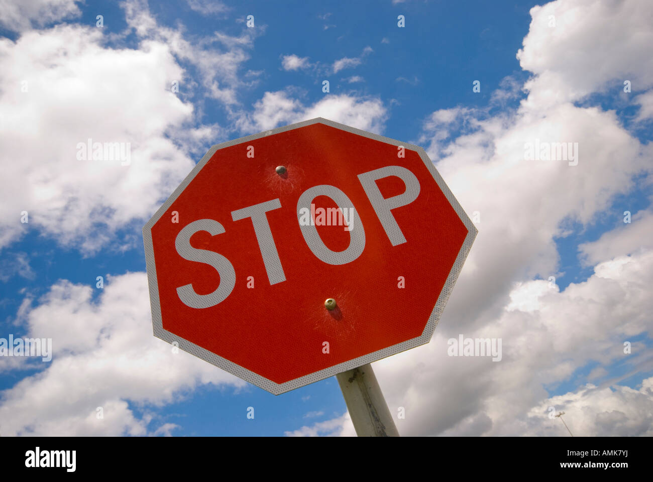 Stop-Schild vor einem blauen Himmel mit Wolken Stockfoto