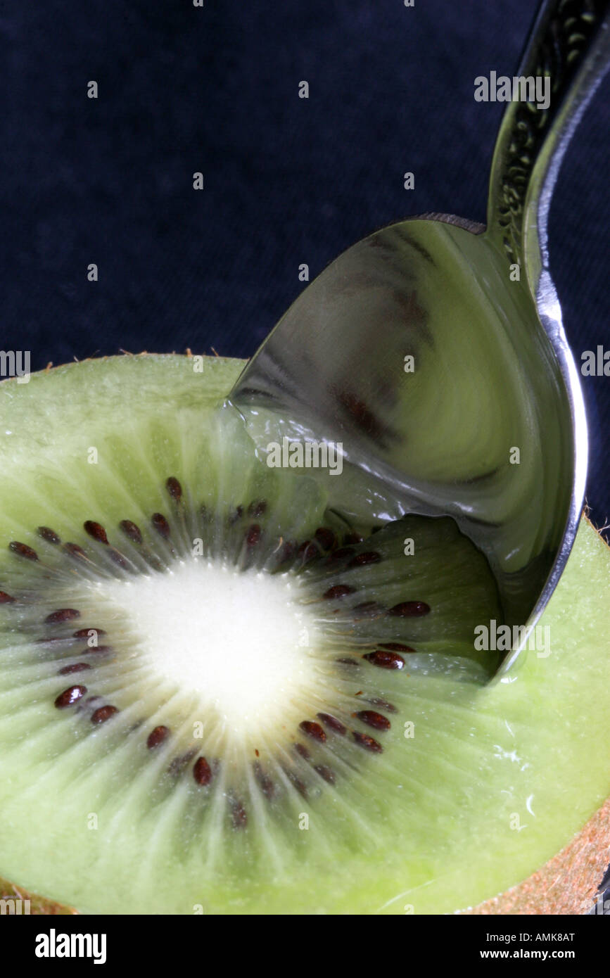 Essen-Abstract eines Kiwis mit Löffel Stockfoto