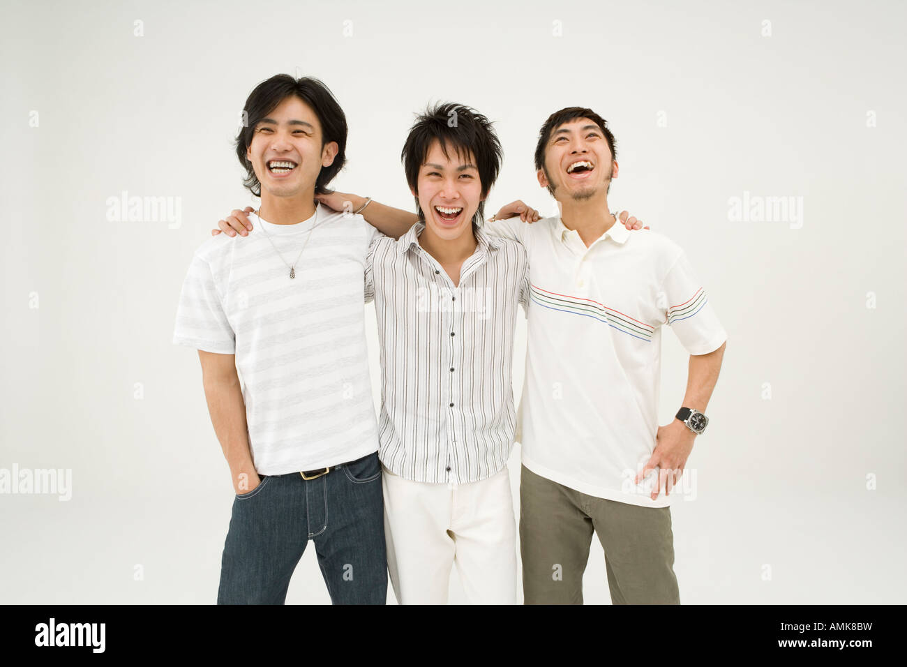 Drei junge Männer stehen mit Arme um Stockfoto