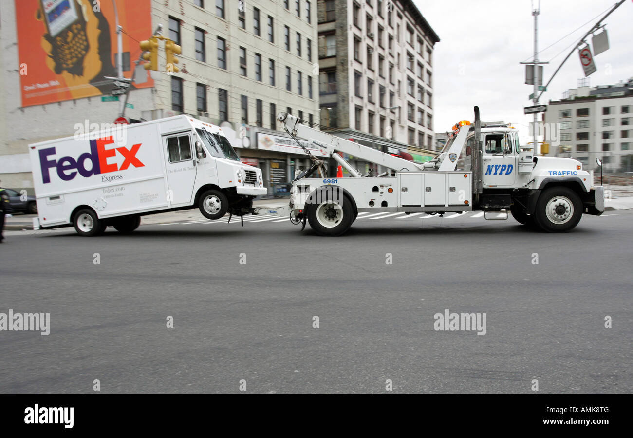 Ein FedEx Lieferwagen geschleppt durch Polizei, New York, USA Stockfoto