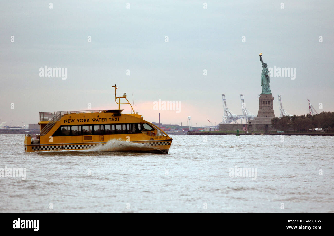 Ein Wassertaxi und die Statue of Liberty, New York, USA Stockfoto