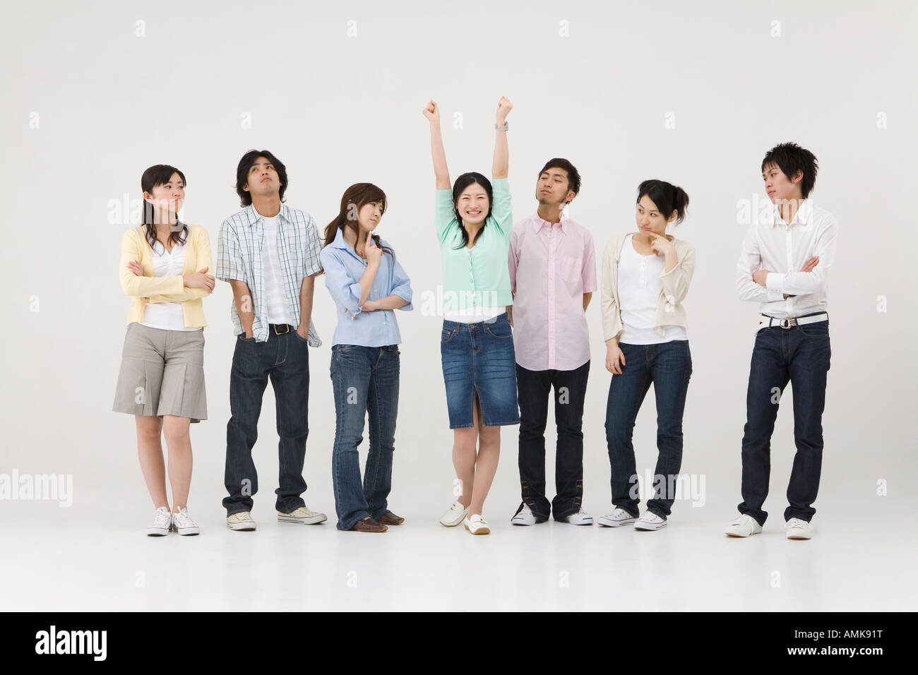 Junge Frau hob die Arme Stockfoto