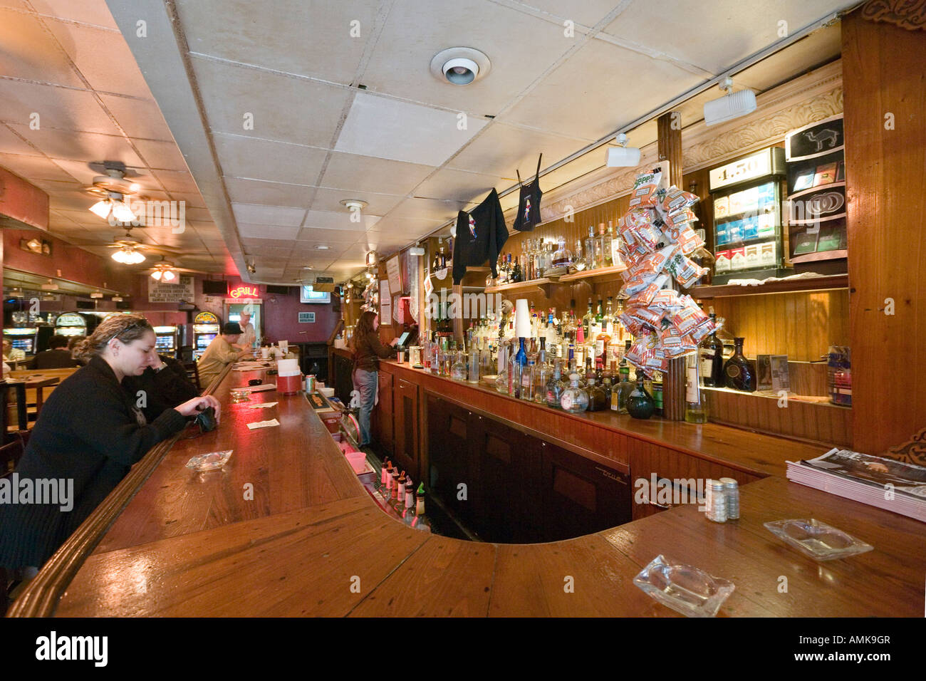 Typische französische Viertel Bar mittags aus Bourbon Street, New Orleans, Louisiana, USA Stockfoto