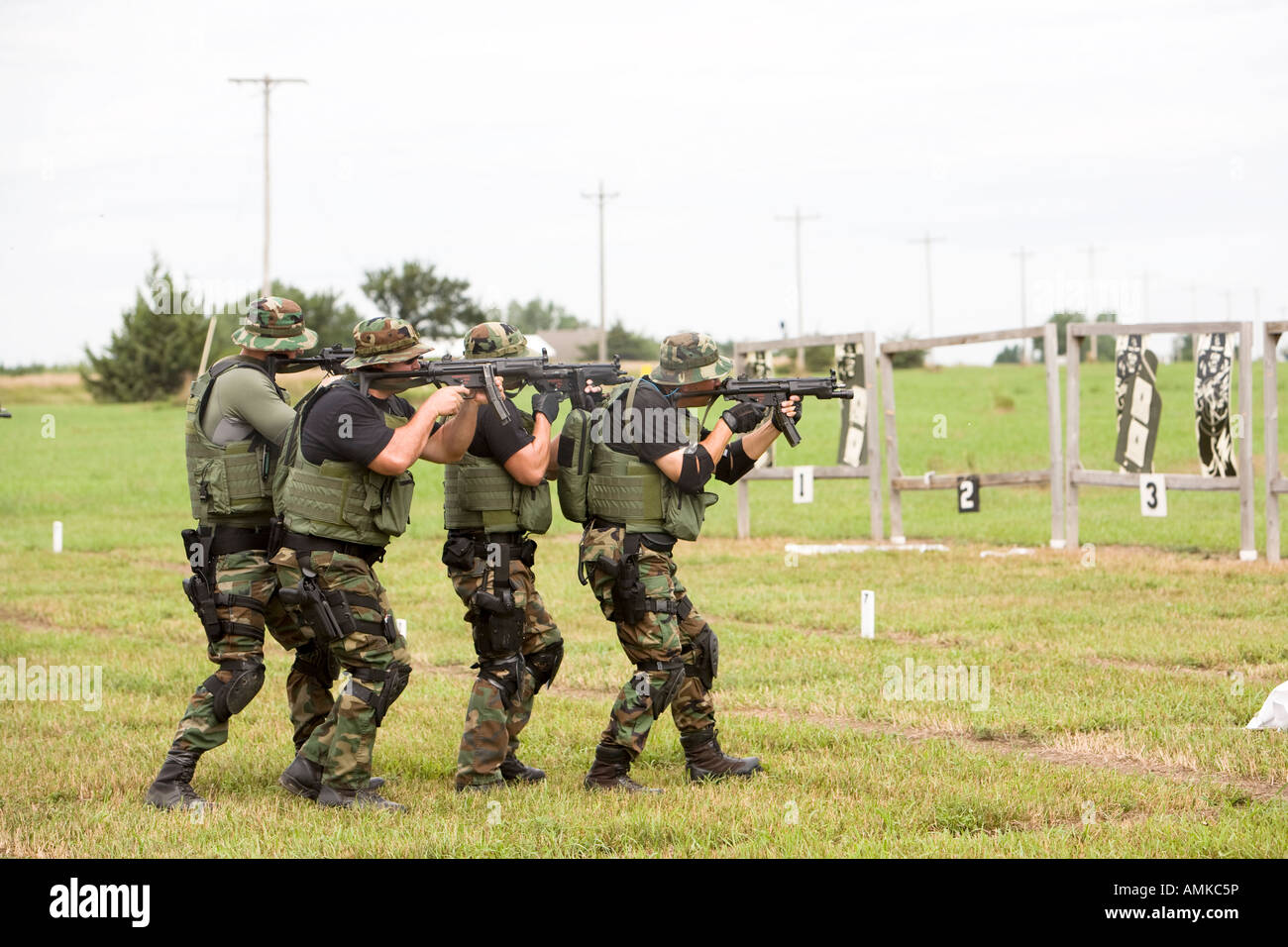 Sortieren Sie Offiziere während Feuerwaffen Bereich Ausbildung. Eine solche ist wie SWAT Gefängnis und steht für Special Operations Response Team. Stockfoto