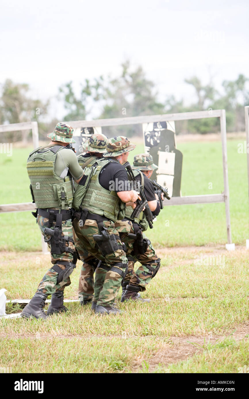 Sortieren Sie Offiziere während Feuerwaffen Bereich Ausbildung. Eine solche ist wie SWAT Gefängnis und steht für Special Operations Response Team. Stockfoto