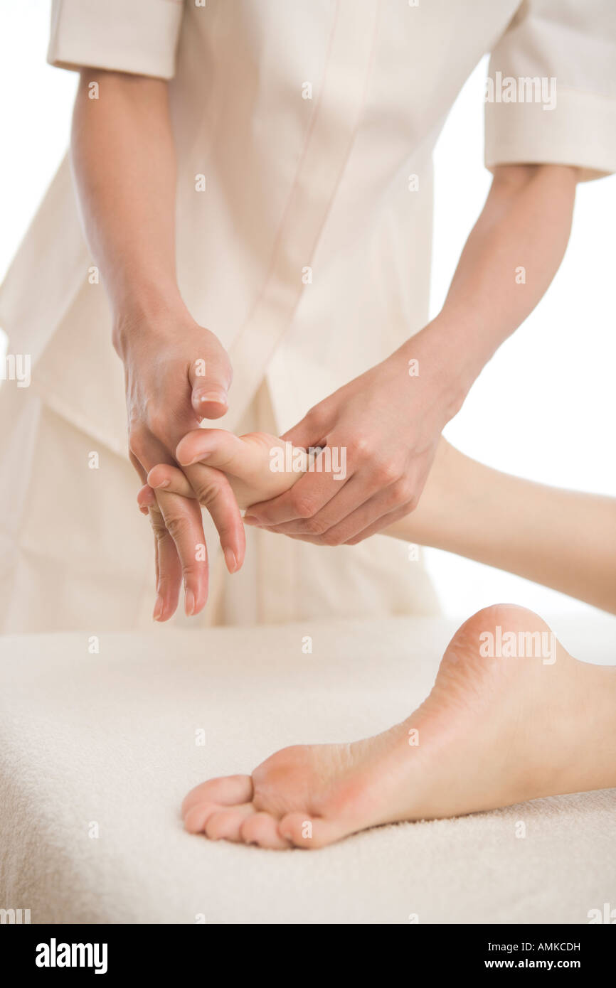 Massage-Therapeut Fußmassage anwenden Stockfoto