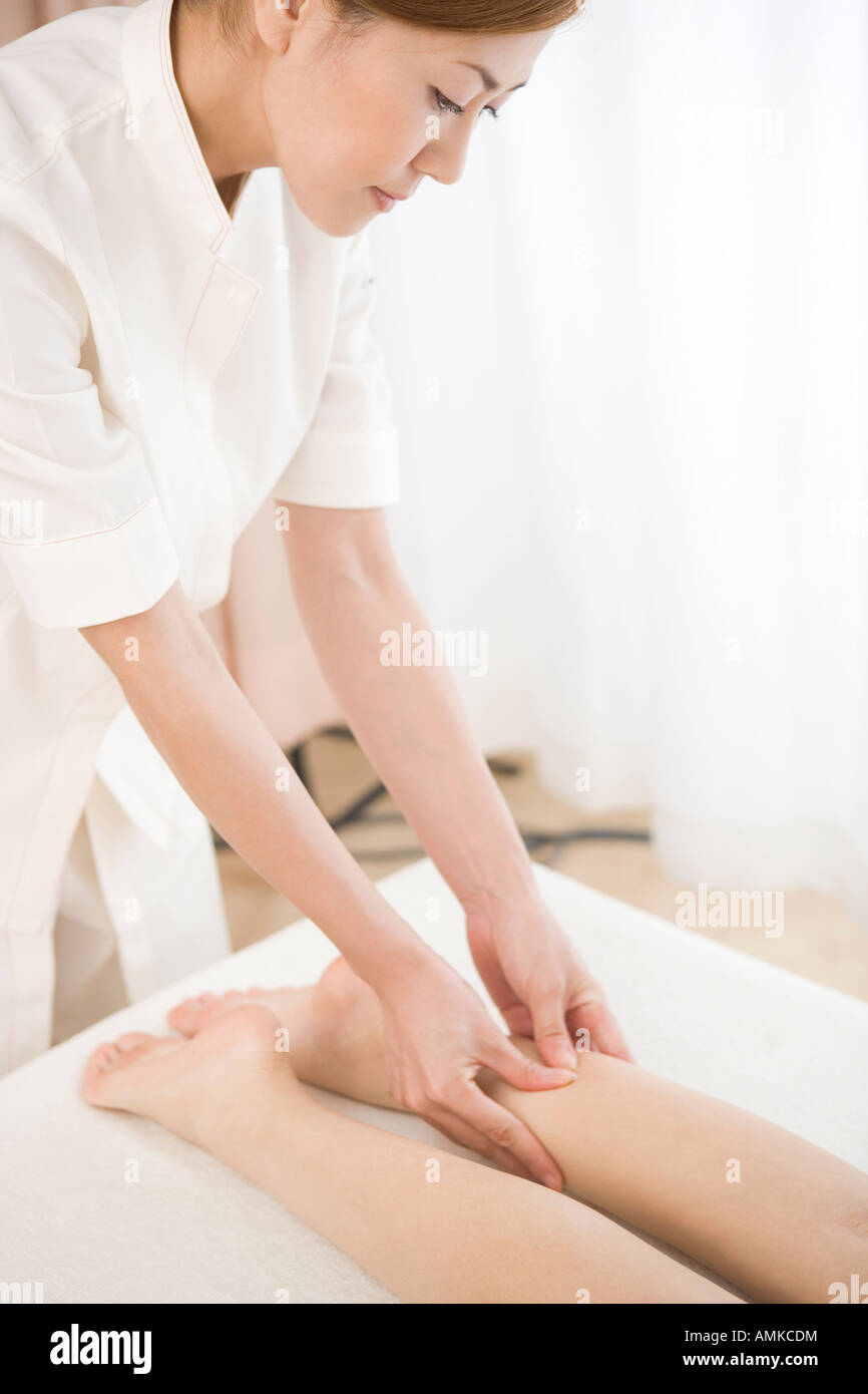 Massage-Therapeut Fußmassage anwenden Stockfoto