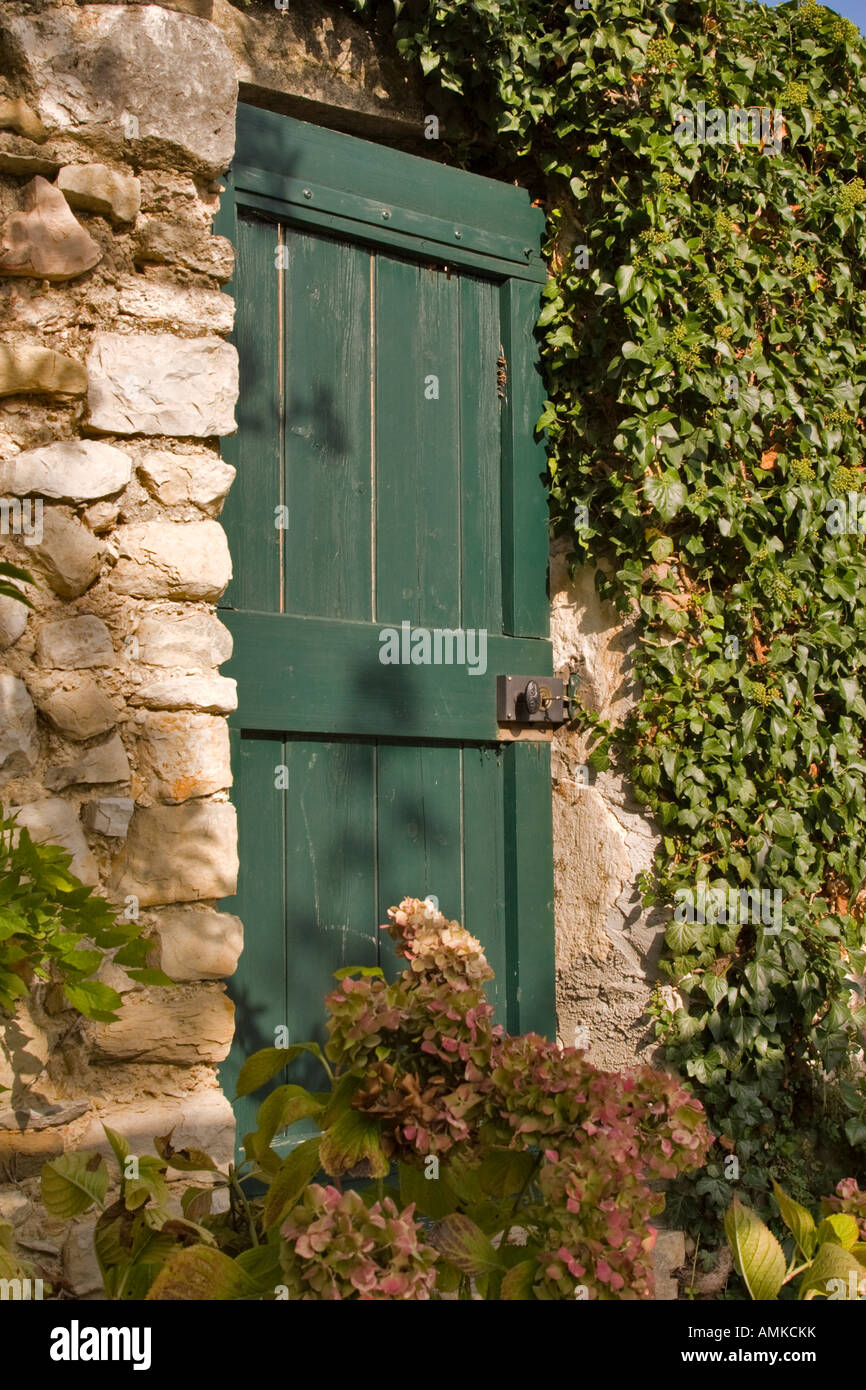 Tor in einer Mauer Efeu bedeckt in Cliousclat Drome Frankreich Stockfoto